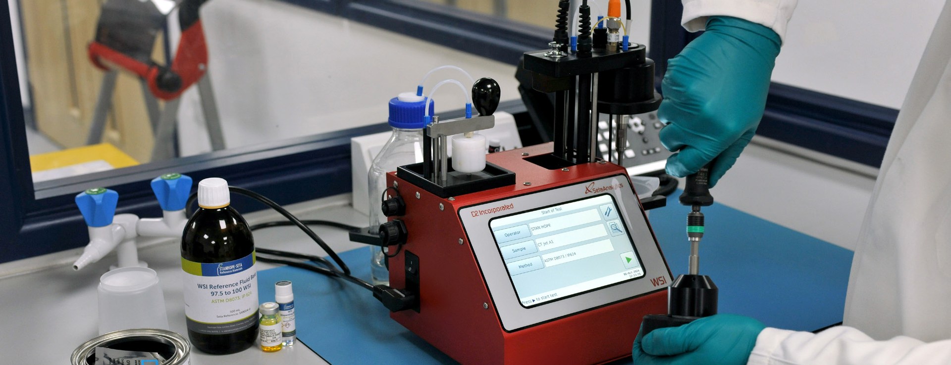 Jet yakıtı numunesinde su ayrışma testi yapan laboratuvar teknisyeni