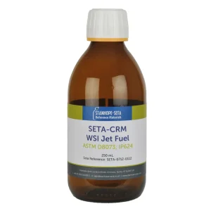 Beyaz kapaklı 250 mL amber cam şişede SETA-CRM WSI Jet Fuel, etikette ASTM D8073, IP 624 ve SETA-0712-0112